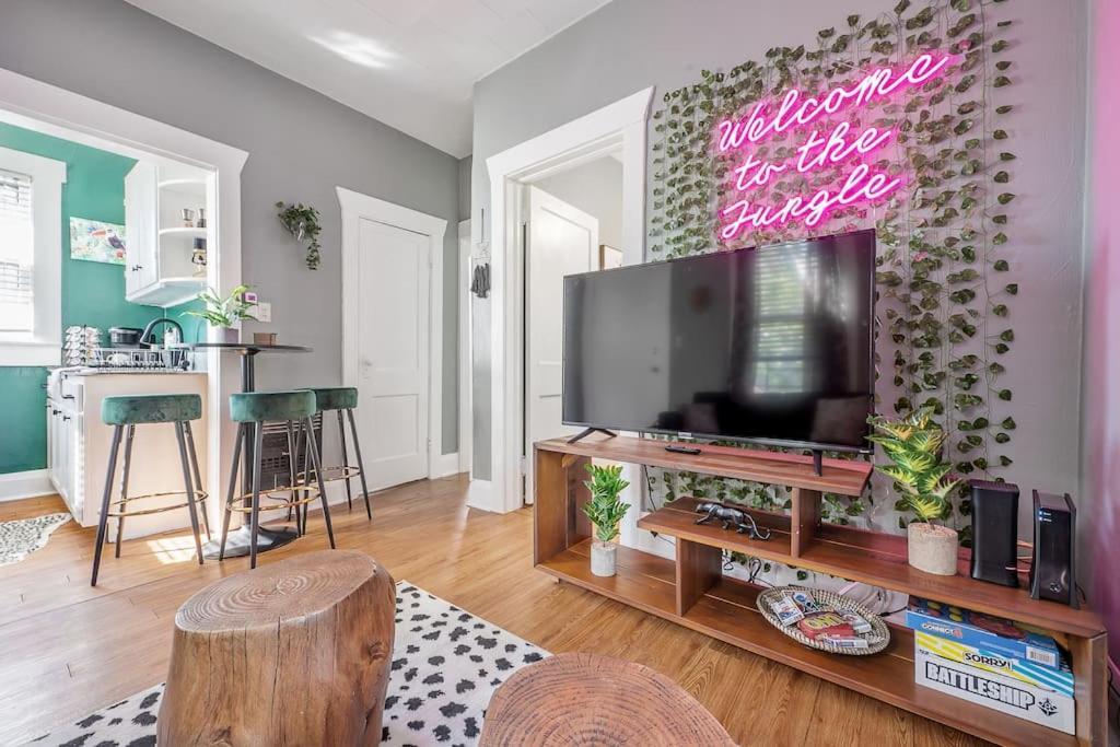 Jungle Themed Apt. Close To Coffee, Food + Shops! Тампа Екстериор снимка