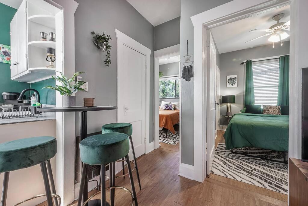 Jungle Themed Apt. Close To Coffee, Food + Shops! Тампа Екстериор снимка